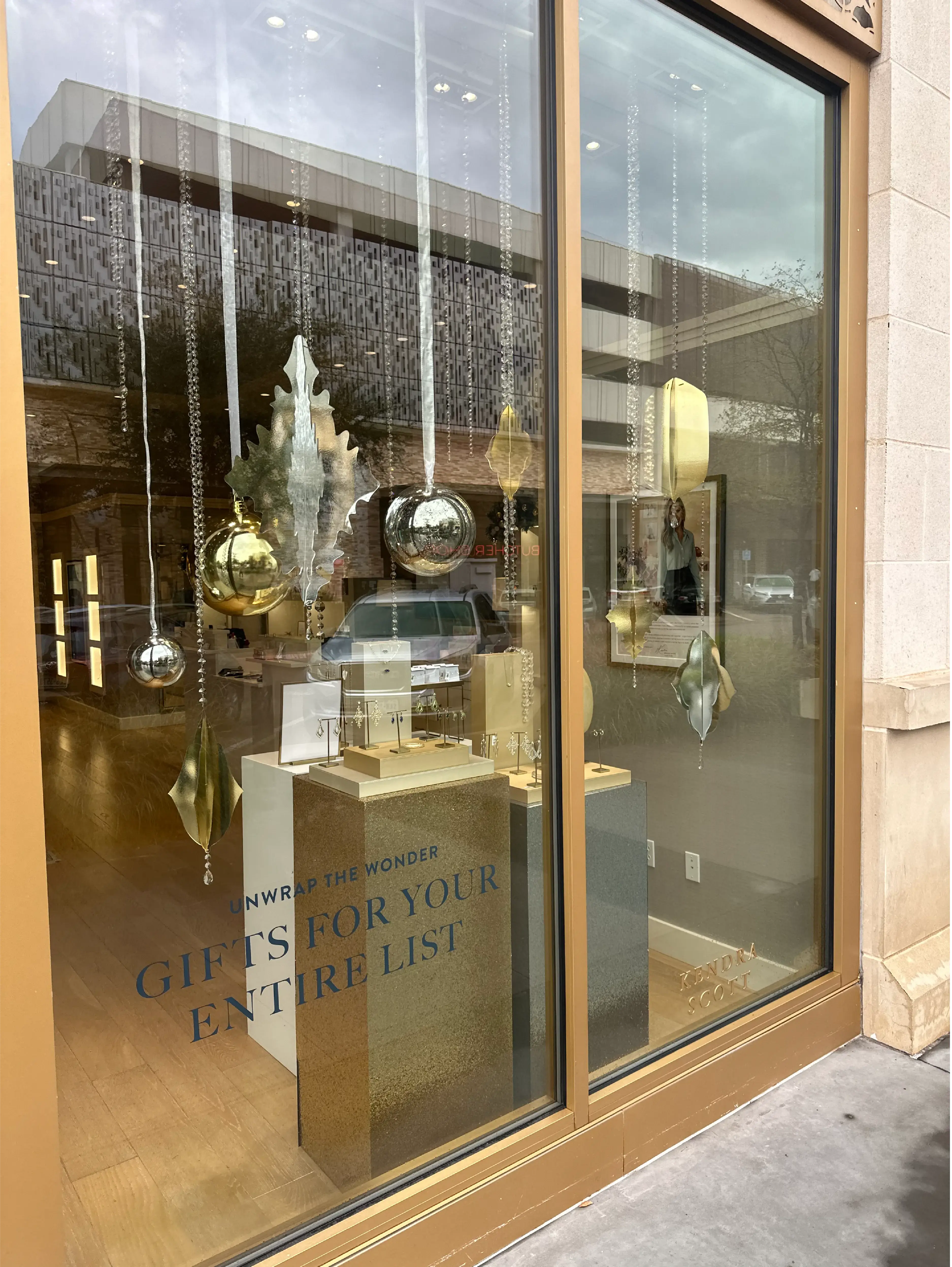 Kendra Scott Holiday Window Display-1